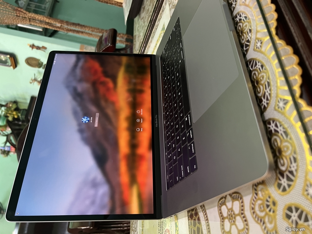 macbook pro 15in 2018 i7 ram 16g ssd 512 vga 4g máy như mới sạc 45 lần