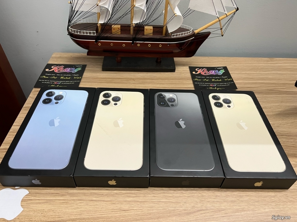 IPhone 11 /iPhone 13 pro max lock / 13pro lock sealed in box LL