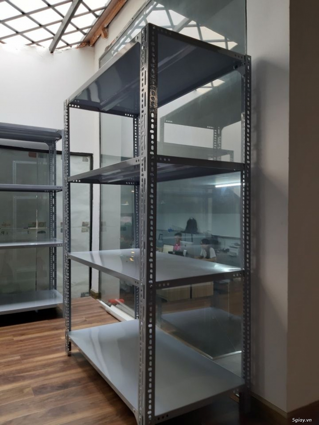 Kệ trưng bày dạng V lỗ đẹp chất lượng nhất - 1