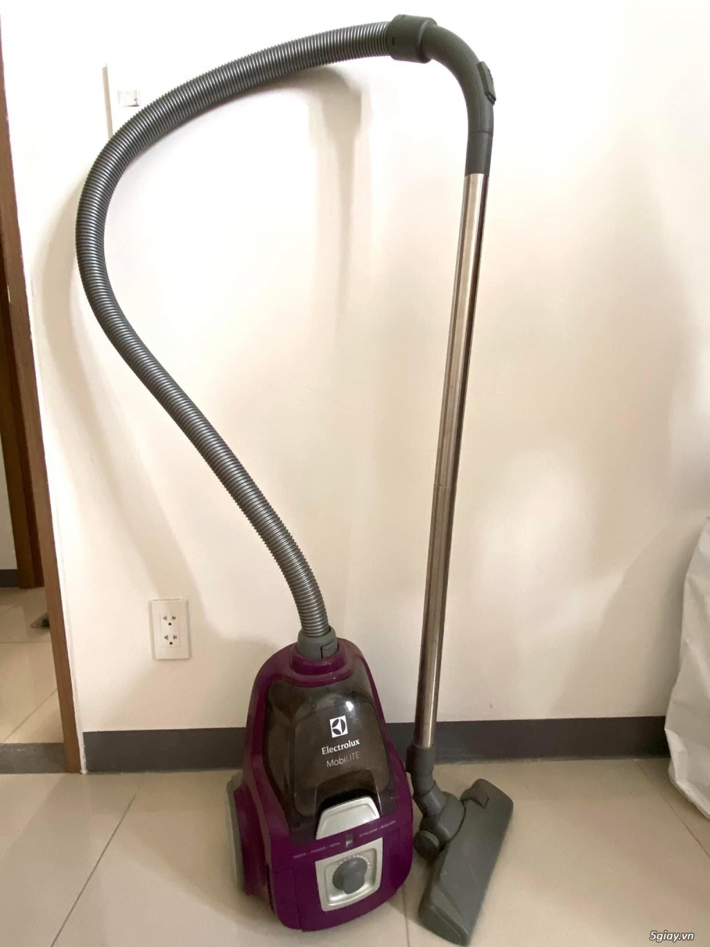 Cần thanh lý máy hút bụi Electrolux ZLUX1811 1800w - 1