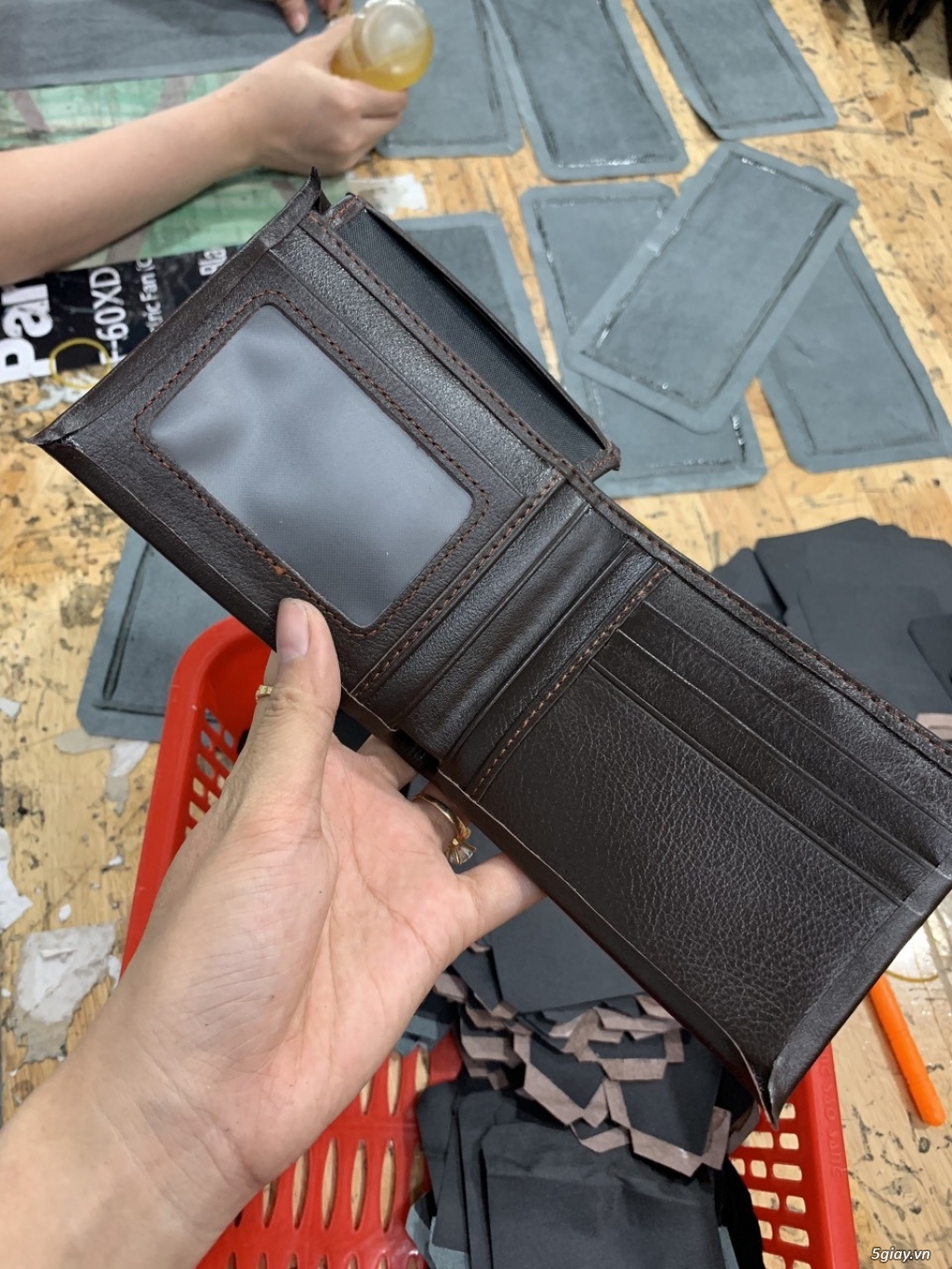 Ví lá da trơn đen da bò thật