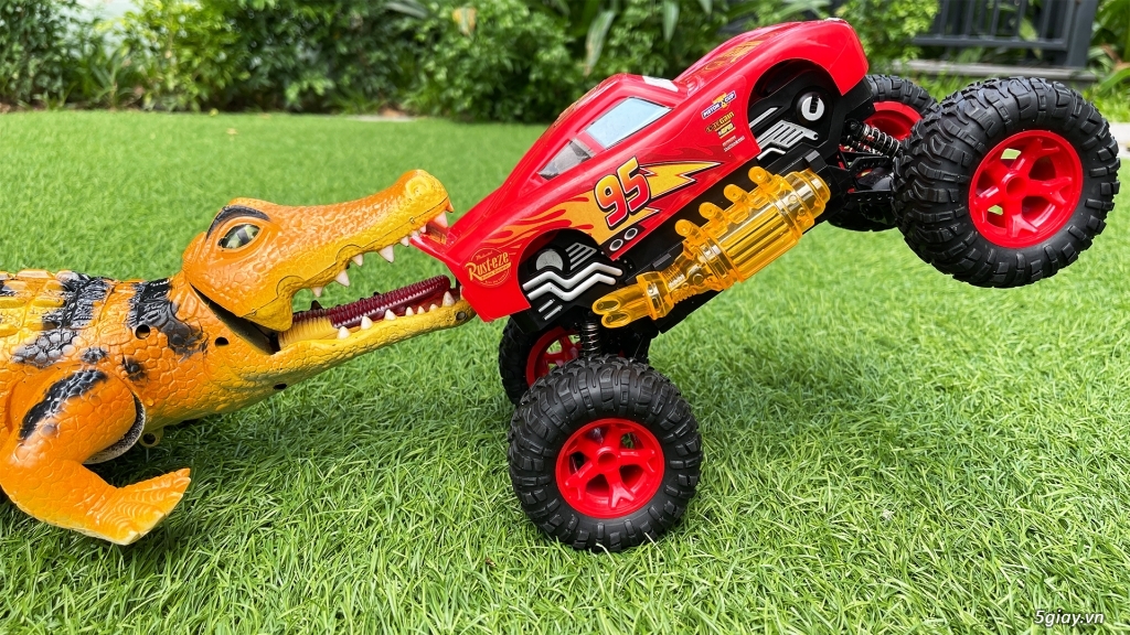 Đồ chơi ô tô, khủng long, siêu anh hùng