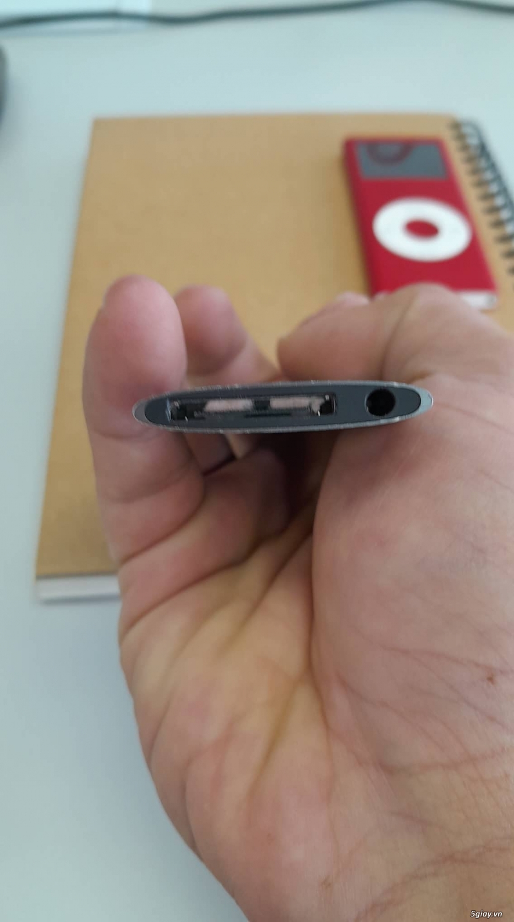 Ipod Red Product 4GB và Ipod Legion 16GB - Phải cắm sạc để sử dụng