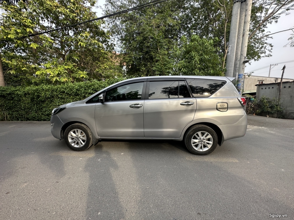 Bán Toyota Innova 2018 số sàn màu bạc xe như mới. - 7
