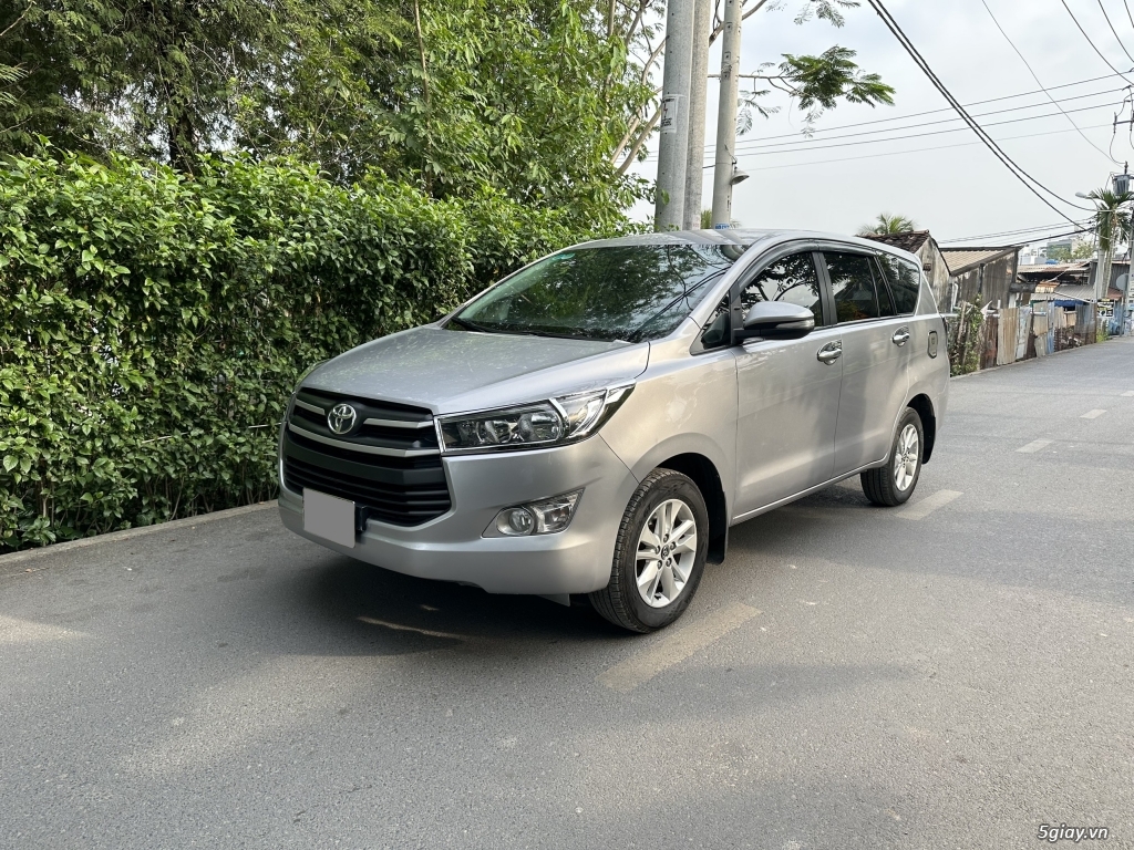 Bán Toyota Innova 2018 số sàn màu bạc xe như mới.