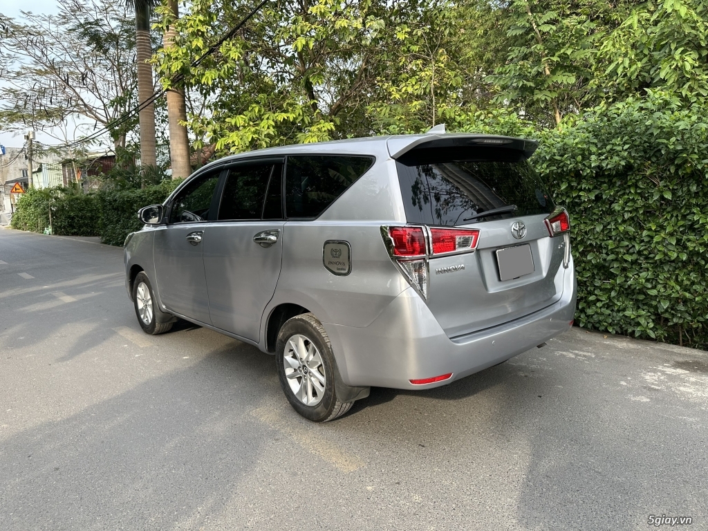 Bán Toyota Innova 2018 số sàn màu bạc xe như mới. - 4