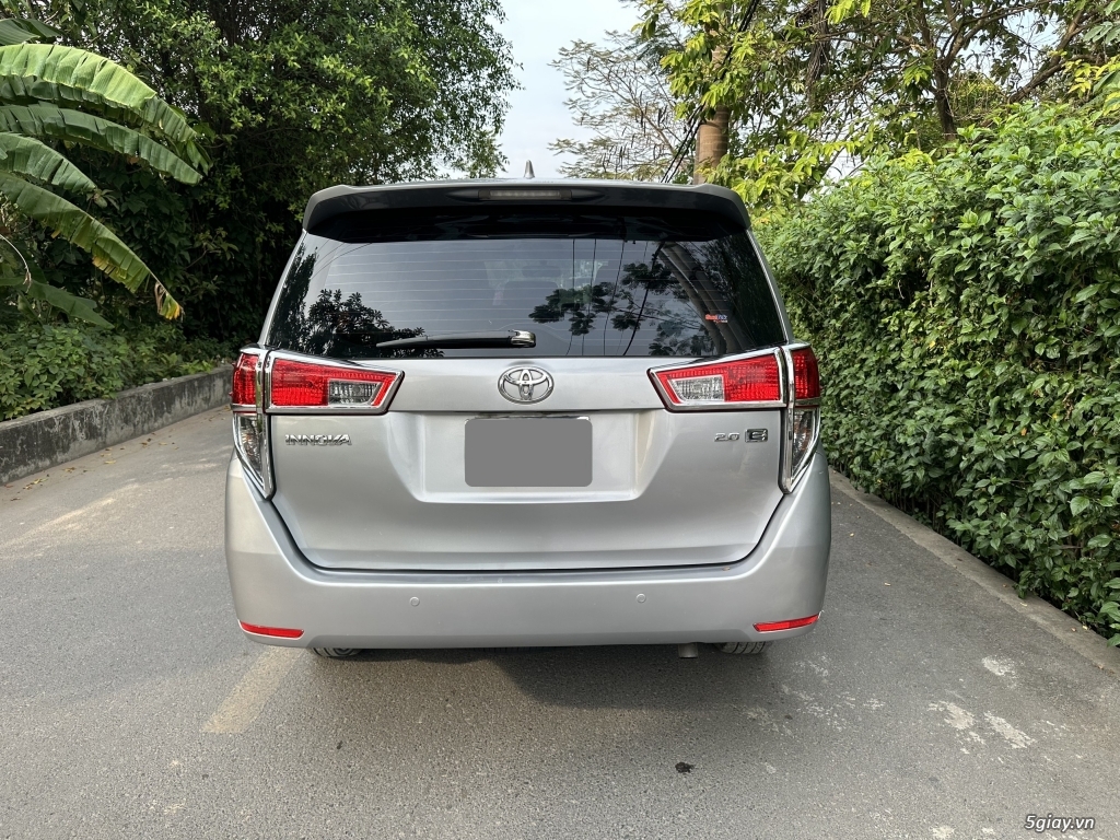 Bán Toyota Innova 2018 số sàn màu bạc xe như mới. - 5