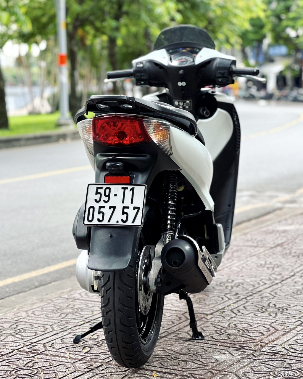 Sh150iT10/2011 05757 - thần tài tới