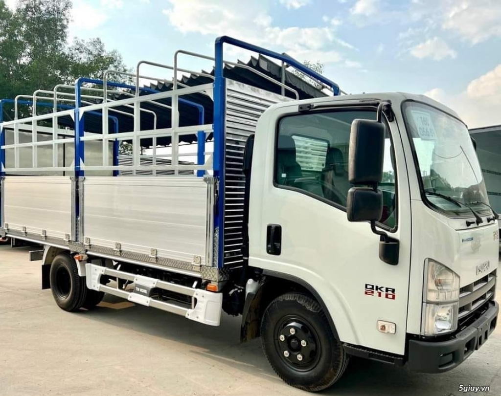 Xe Isuzu QKR 210 đời 2023 thùng mui bạt, thùng kín - 3
