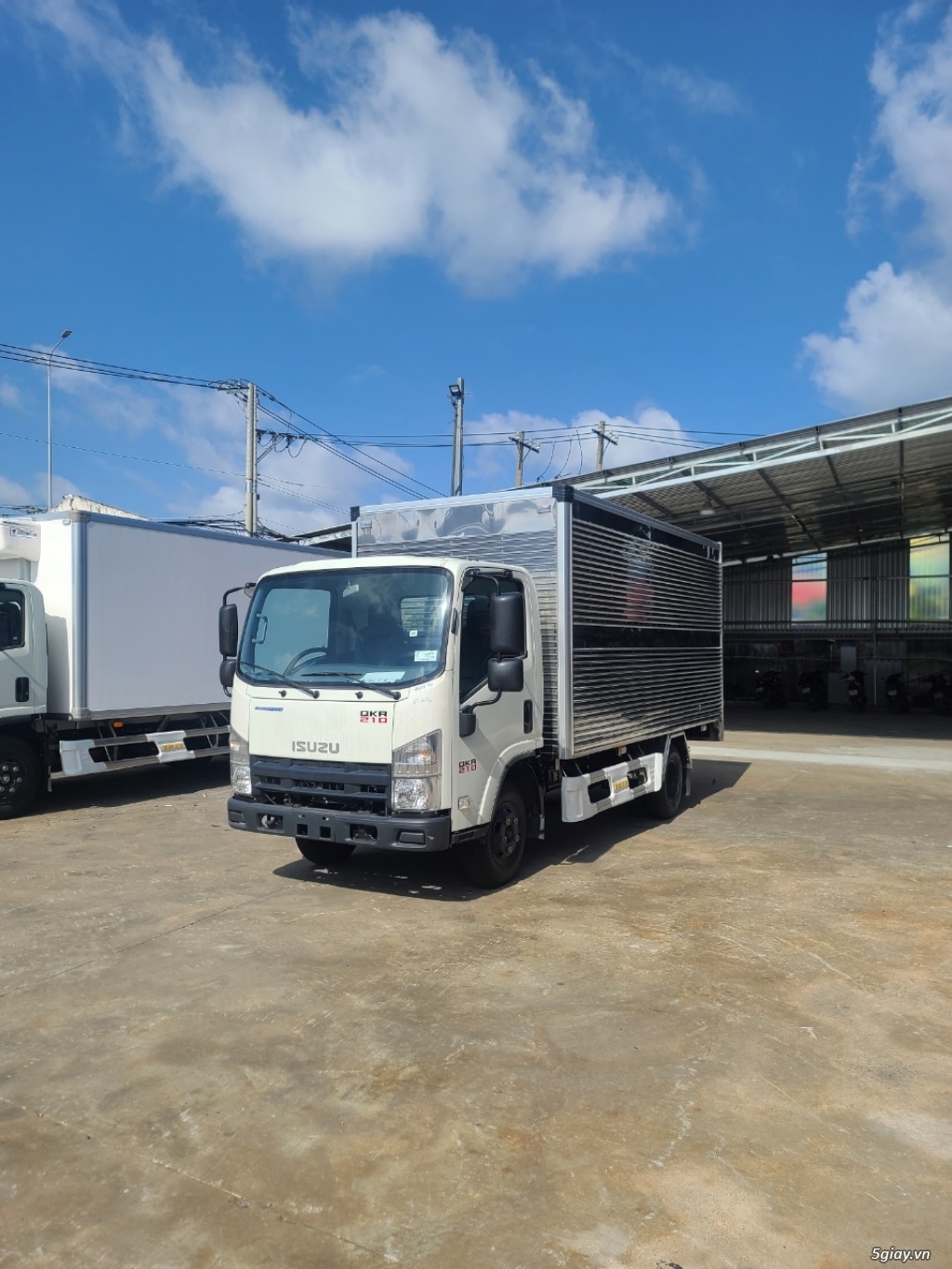 Xe isuzu QKR210 thùng kín inox. Xe sẳn giao ngay. - 2