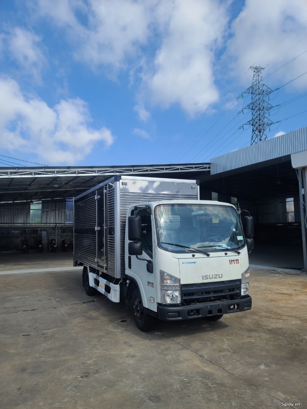 Xe isuzu QKR210 thùng kín inox. Xe sẳn giao ngay.