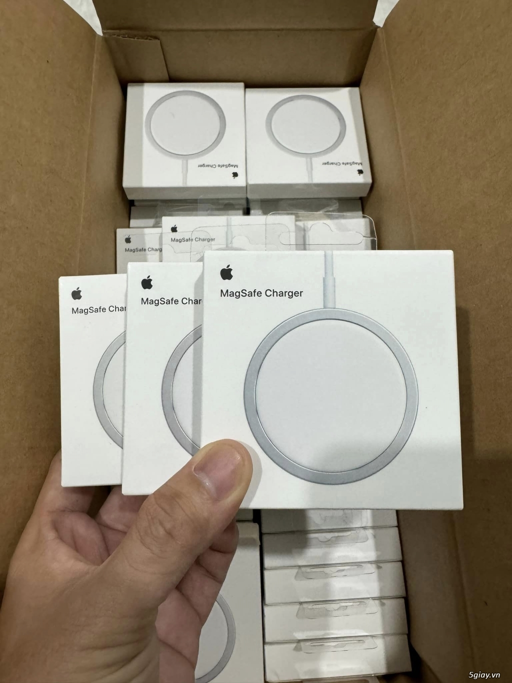Bộ sạc Magsafe giá 650/1c. Bao auth trọn đời