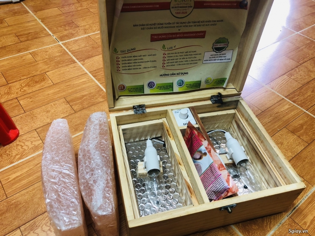 Máy massage chân đá muối