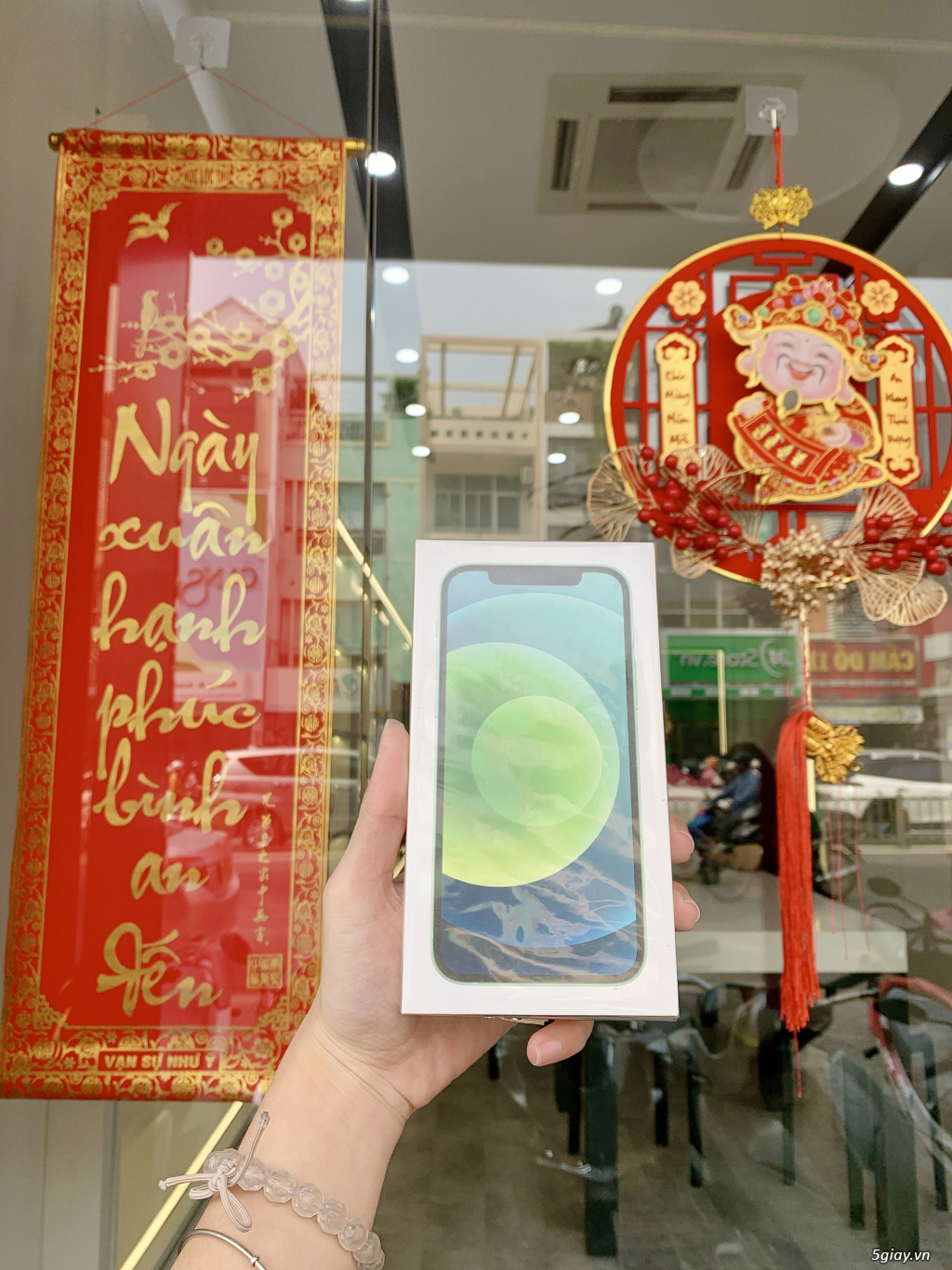 12 64GB Xanh lá new chưa active