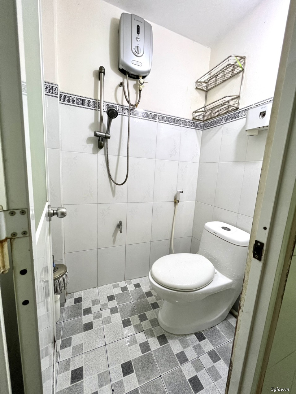 (( Cho Thuê Nhà )) 3m x 5m Hẻm Trần Hưng Đạo. Quận 1 - 4