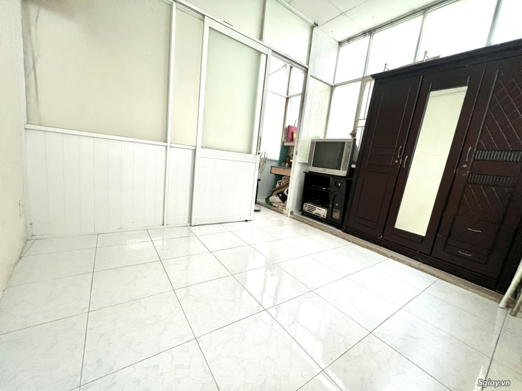 (( Cho Thuê Nhà )) 3m x 5m Hẻm Trần Hưng Đạo. Quận 1