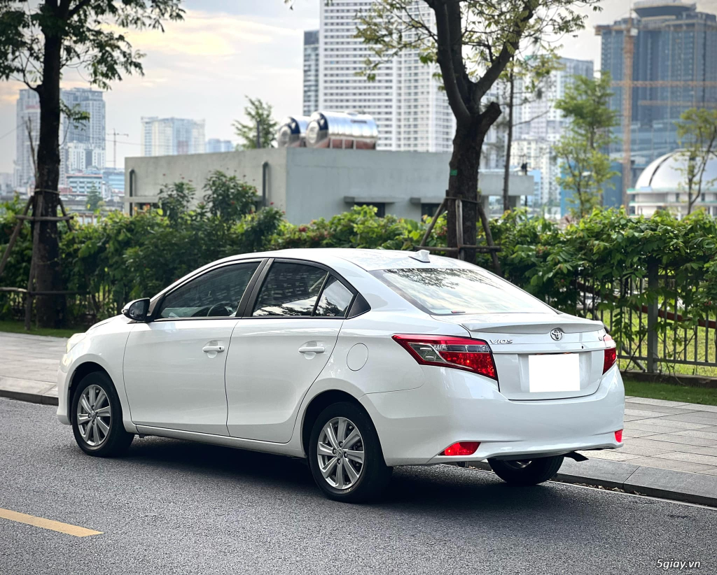Cần bán Toyota Vios 2017 sô sàn màu trắng - 2