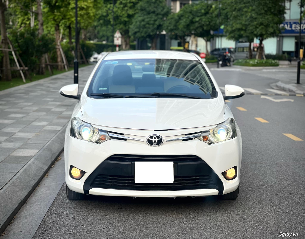 Cần bán Toyota Vios 2017 sô sàn màu trắng