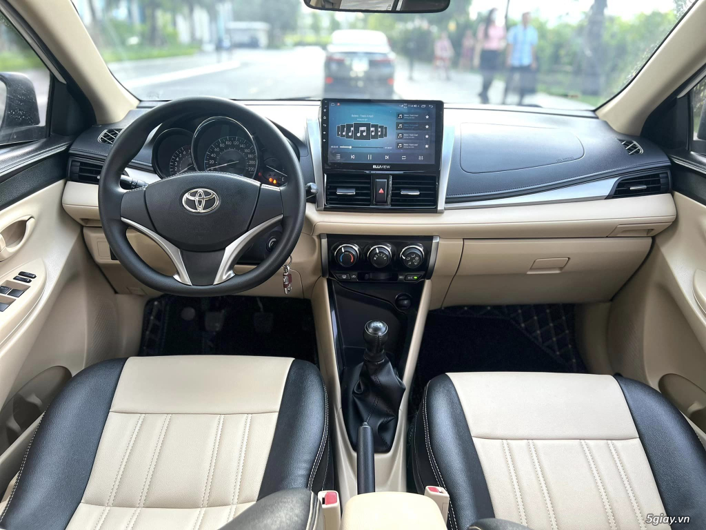 Cần bán Toyota Vios 2017 sô sàn màu trắng - 1