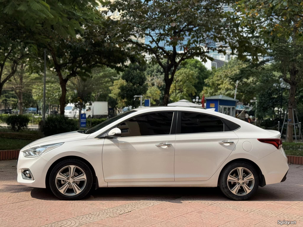 Cần bán Hyundai Accent ATH 2019 màu trắng - 3