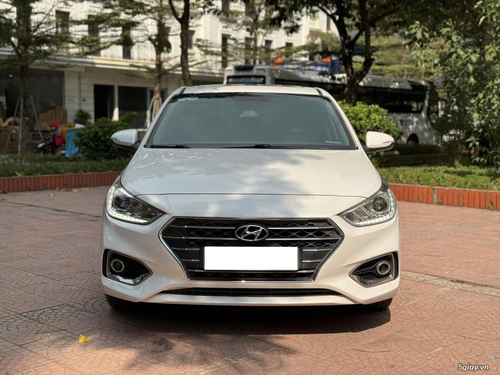 Cần bán Hyundai Accent ATH 2019 màu trắng - 4