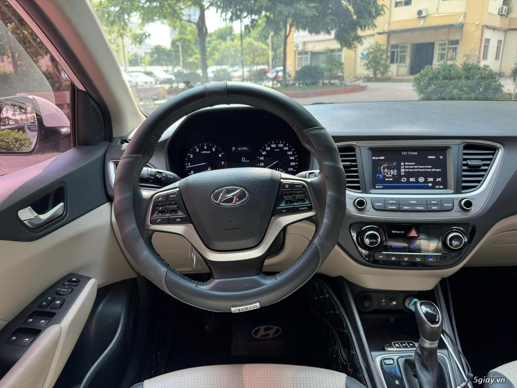 Cần bán Hyundai Accent ATH 2019 màu trắng - 1