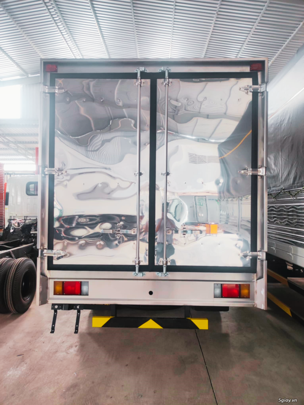 Isuzu QKR270 2T49 thùng dài 4m36 - 3