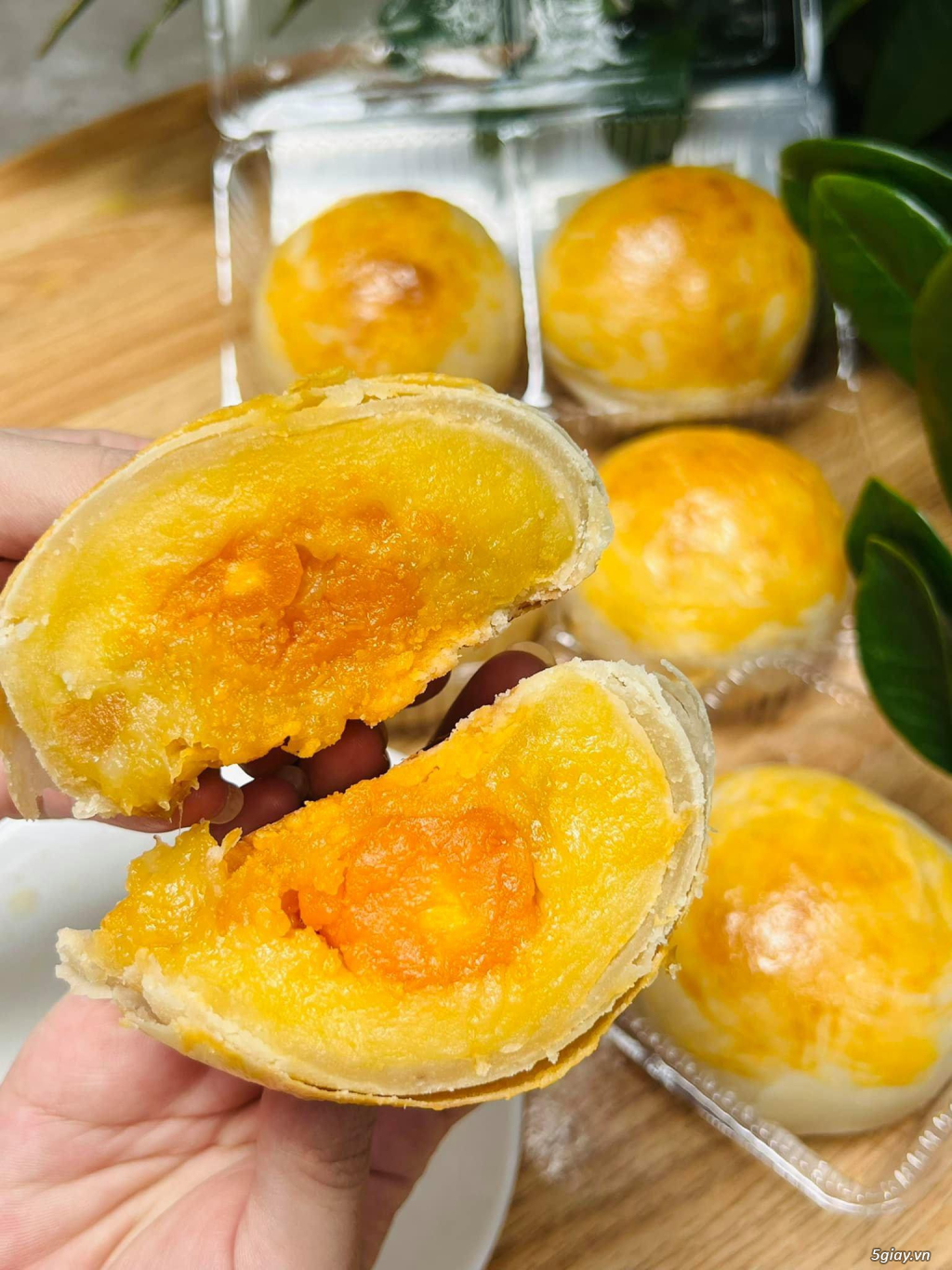 Bánh pía tươi ngon, nóng giòn. - 4