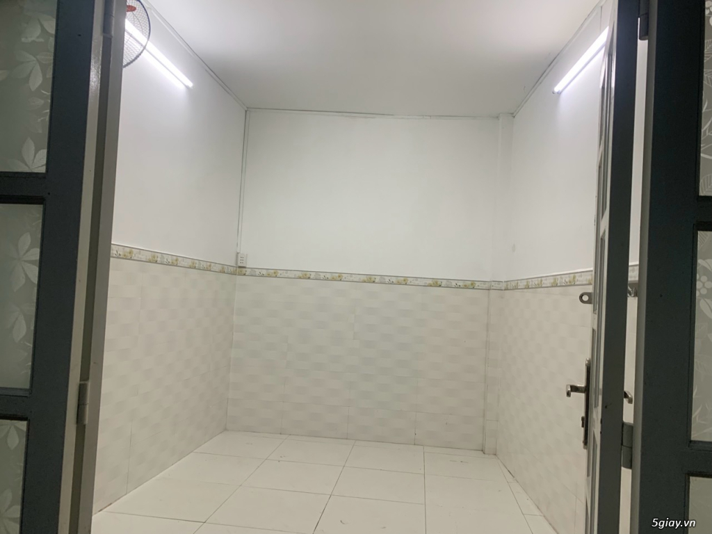 Nhà mới quận 4 cách phố đi bộ 5 phút, 02 đồng hồ điện nhà nước.