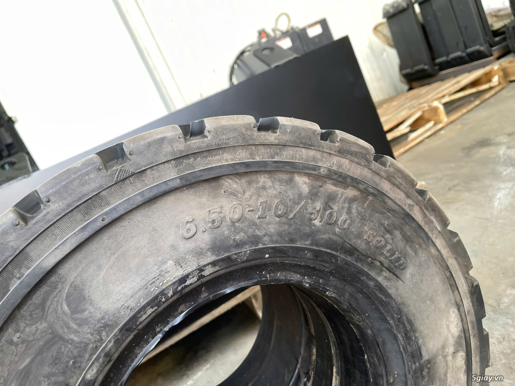 Bán Lốp đặc xe nâng cũ 650-10 Nhật Bãi cắt gai Chất Lượng