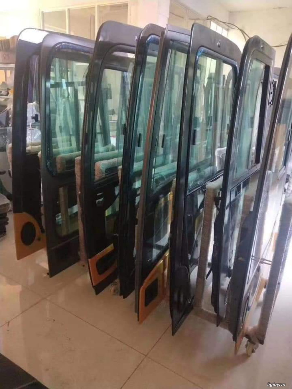 Chuyên kính chắn gió - khung kính