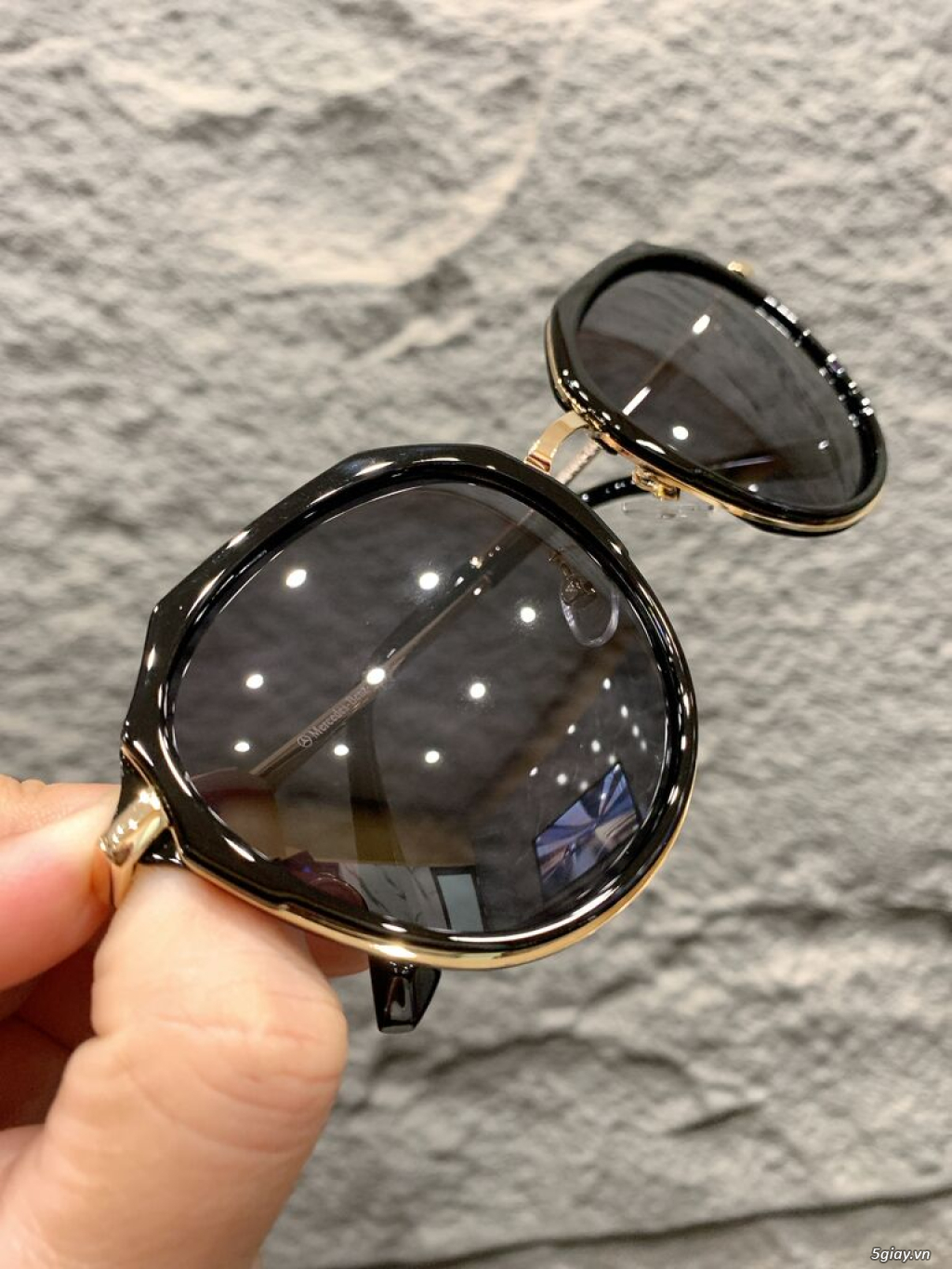 Thanh lý kính Mercedes chính hãng được tặng
