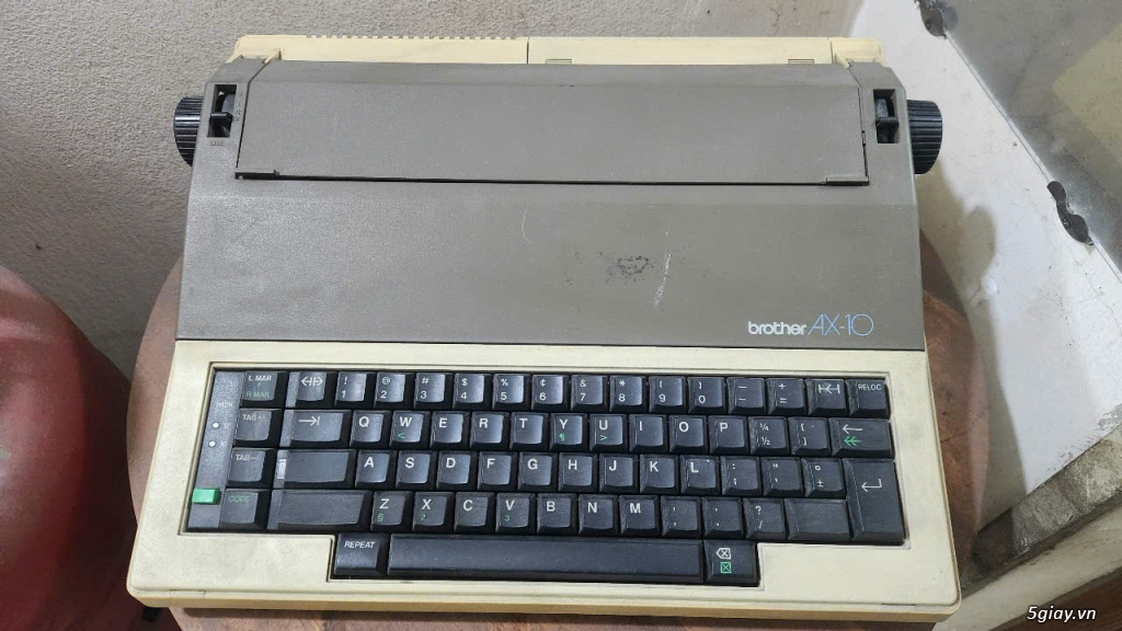 máy đánh chữ xưa để sưu tầm hiệu brother