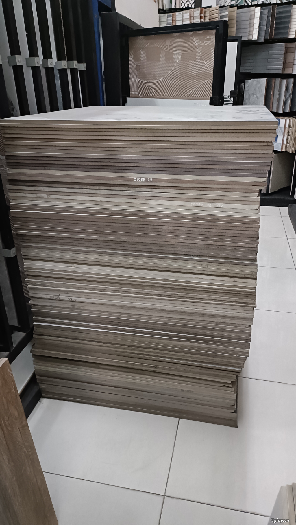 Thanh lý gạch lộn xộn