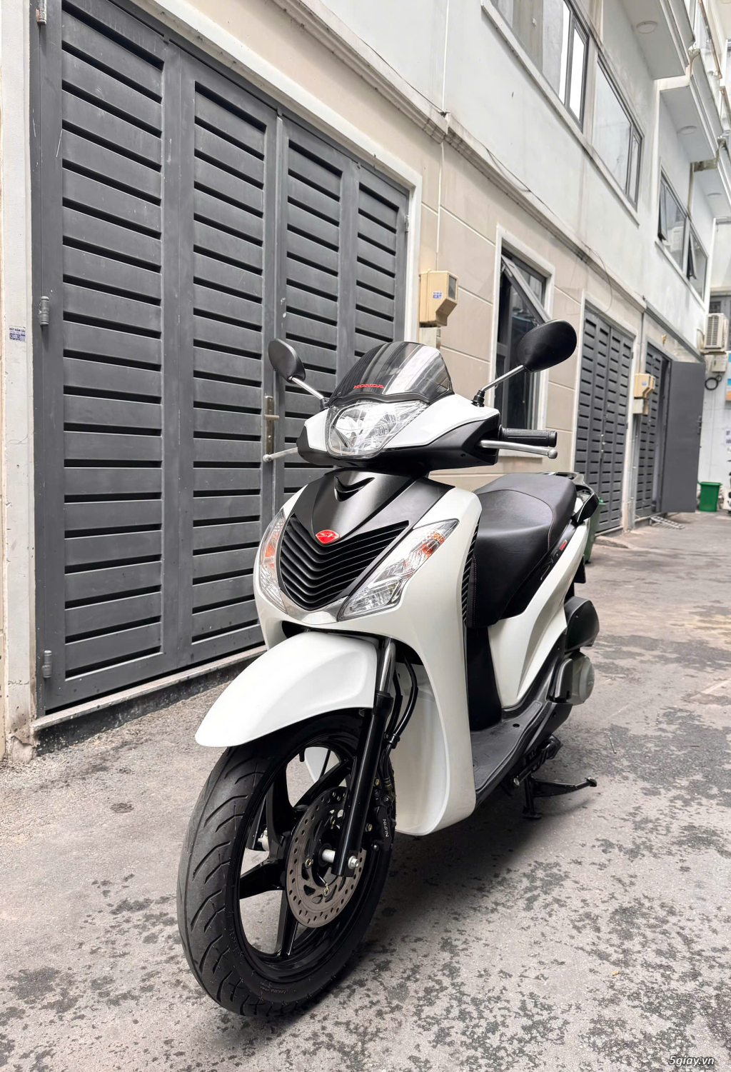 Honda SH 150i nhập Ý 2 đĩa trắng đen mới đẹp chính chủ . - 2