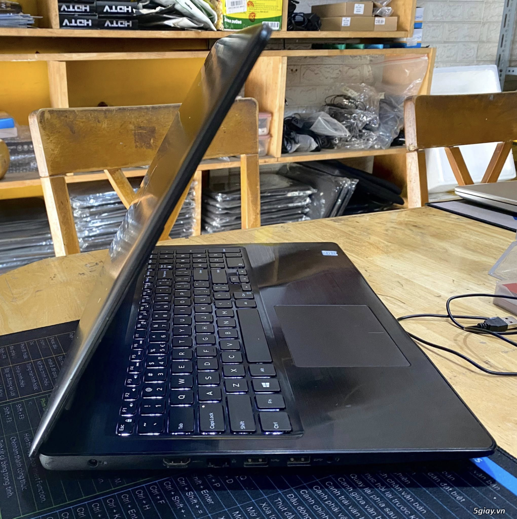 Dell Inspiron 5570 Core i5-8250U Ram 8GB SSD 240GB VGA ON Màn 15.6 FHD - 4