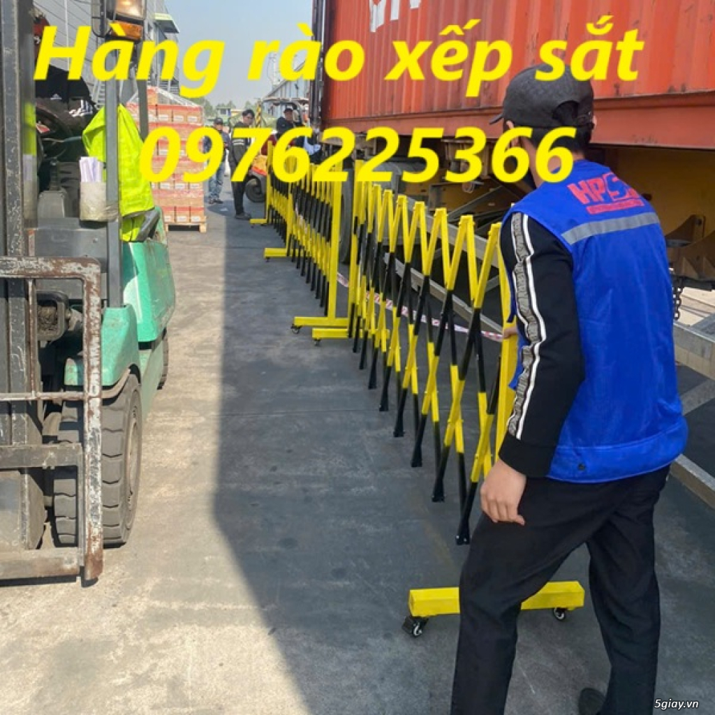 Hàng rào xếp sắt có bánh xe giá tại xưởng