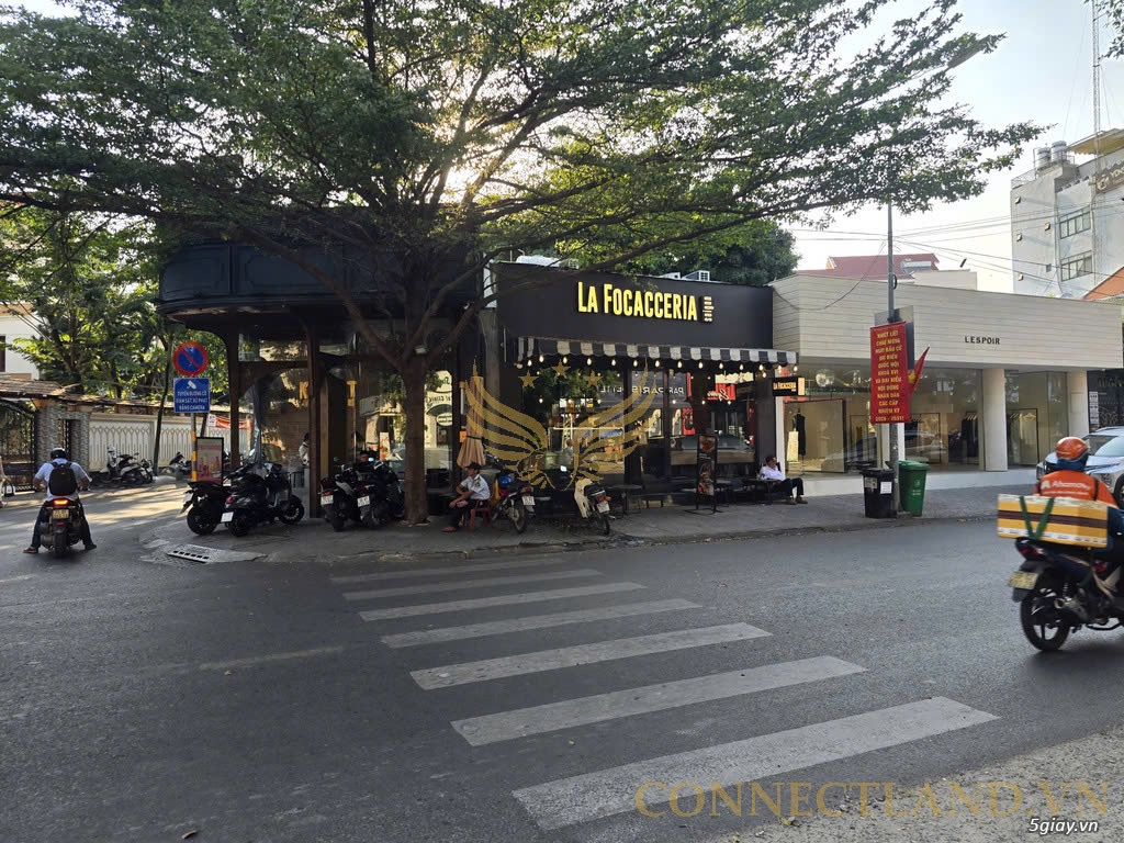 Cần sang lại tiệmbanhs mì ý . Khu vực nhiều khách nước ngoài .